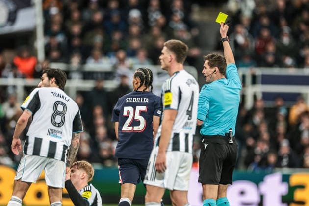UEFA Champions League Matchday 7 of 8 Newcastle United v PSV Eindhoven Referee Daniel Siebert gives a yellow card to Kiliann Sildillia of PSV Eindhoven during the UEFA Champions League Matchday 7 of 8 Newcastle United v PSV Eindhovenn at St. James s Park, Newcastle, United Kingdom, 21st January 2026 (Photo by Mark Cosgrove News Images) Newcastle St. James s Park Tyne and Wear United Kingdom Copyright: xMarkxCosgrove NewsxImagesx