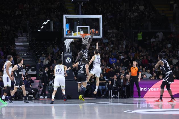 35 Mouhamet DIOUF Virtus Bologna BASKETBALL - ITALIAN SERIE A Virtus Bologna vs Fenerbahce Beko Istanbul 21-01-2026 10 Melih Mahmutoglu Fenerbahce Beko Istanbul BASKETBALL - ITALIAN SERIE A Virtus Bologna vs Fenerbahce Beko Istanbul 21-01-2026 during Virtus Bologna vs Fenerbahce Beko Istanbul, Basketball Euroleague match in Bologna, Italy, January 21 2026  Copyright: xValentinoxOrsini IPAxSportx xipa-agency.netx xx IPA_70387827 IPA_Agency_IPA70387827