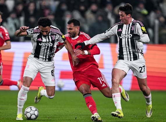 Cm Torino 21 01 2026 - Champions League Juventus-Benfica foto Cristiano Mazzi Image nella foto: Vangelis Pavlidis-Lloyd Kelly-Andrea Cambiaso 