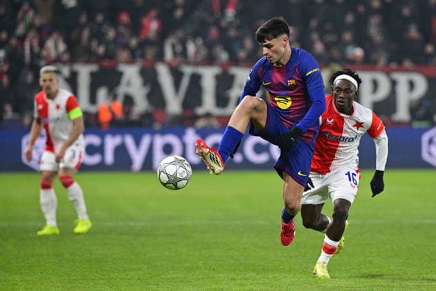 Pedri of Barcelona, left, and David Moses of Slavia in action during the Champions League 7th round match Slavia Praha vs FC Barcelona, Barca in Pilsen, Czech Republic, January 21, 2026. (CTKxPhoto VitxSimanek) CTKPhotoP2026012110129  CTKPhotoP2026012110129