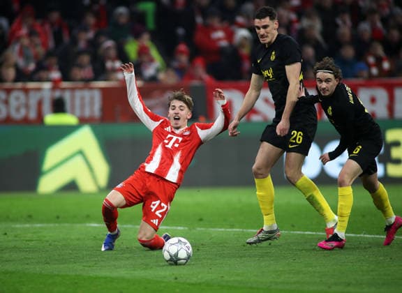 Football, Men, Champions League, Season 2025 2026, FC Bayern München Royale Union Saint Gilloise, Matchday 7, Allianz Arena Lennart Karl FC Bayern München is pulled to the ground in attack