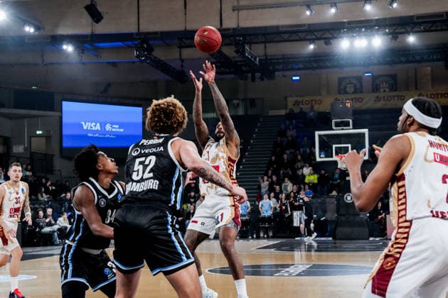 Germany Basketball EuroCup season 2025 26 15 Matchday Veolia Towers Hamburg vs Umana Reyer Venice Inselpark Arena Hamburg , Germany Basketball 2025 26 EuroCup season Round 15 Veolia Towers Hamburg vs Umana Reyer Venice Inselpark Arena Hamburg Kyle Wiltjer Umana Reyer Venezia, 33 , Chris Horton Umana Reyer Venezia, 2 , RJ Cole Umana Reyer Venezia, 1 , t52,Ross Williams Veolia Towers Hamburg, 34 Copyright: xStefanxTrochax
