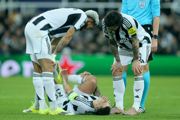 Newcastle United FC v PSV Eindhoven - UEFA Champions League 2025 26 League Phase MD7 Joelinton and Sandro Tonali of Newcastle United check on Bruno Guimaraes of Newcastle United who is injured during the UEFA Champions League 2025 26 League Phase MD7 match between Newcastle United FC and PSV Eindhoven at St James Park on January 21, 2026 in Newcastle upon Tyne, England. WARNING! This Photograph May Only Be Used For Newspaper And Or Magazine Editorial Purposes. May Not Be Used For Publications Involving 1 player, 1 Club Or 1 Competition Without Written Authorisation From Football DataCo Ltd. For Any Queries, Please Contact Football DataCo Ltd on +44 (0) 207 864 9121 Newcastle upon Tyne St. James Park England United Kingdom Copyright: xAllstarxPicturexLibraryxLtdx