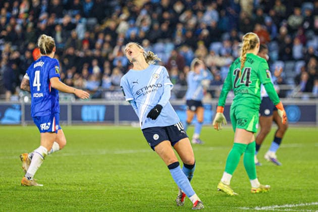 Vivianne Miedema (10 Manchester City) misses a chance during the Subway Womens League Cup semi final match between Manchester City and Chelsea at the Joie Stadium in Manchester, England Copyright: xNataliexMincher SPPx Sportspressphoto_SPR83866