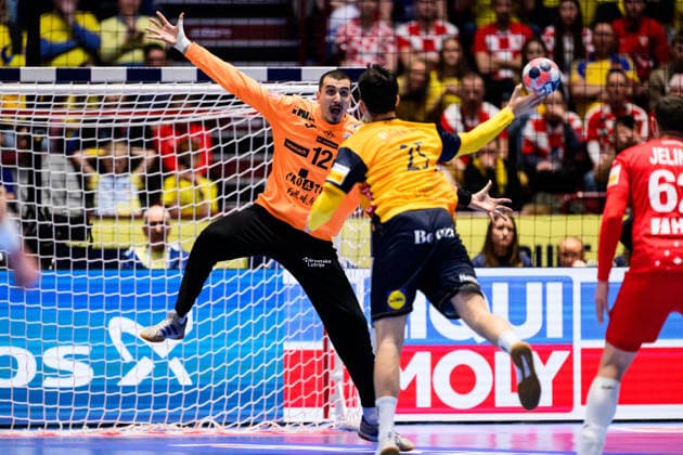 260121 Goalkeeper Matej Mandic of Croatia and Nikola Roganovic of Sweden during the EHF European Handball Championship preliminary round match between Sweden and Croatia on January 21, 2026 in Malmö Photo Petter Arvidson BILDBYRAN kod PA PA1130 handball handball handball handbolls em 2026 sverige sweden croatia kroatien ehf european handball championship sverige bbeng grappa33 sverige sweden  Copyright: PETTERxARVIDSON BB260121PA219