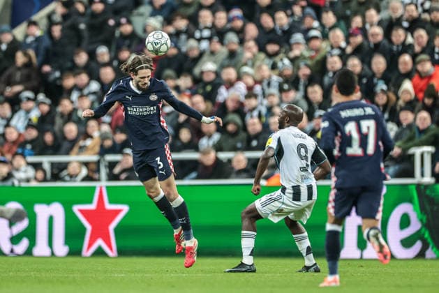 UEFA Champions League Matchday 7 of 8 Newcastle United v PSV Eindhoven Yarek Gasiorowski of PSV Eindhoven jumps up to win the high ball during the UEFA Champions League Matchday 7 of 8 Newcastle United v PSV Eindhovenn at St. James s Park, Newcastle, United Kingdom, 21st January 2026 (Photo by Mark Cosgrove News Images) Newcastle St. James s Park Tyne and Wear United Kingdom Copyright: xMarkxCosgrove NewsxImagesx
