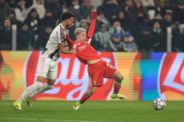 Turin, Italy, 21st January 2026. Lloyd Kelly of Juventus clasdhes with Gianluca Prestianni of SL Benfica during the Juventus vs Benfica UEFA Champions League match at Juventus Stadium, Turin. Picture credit should read: Jonathan Moscrop Sportimage EDITORIAL USE ONLY. No use with unauthorised audio, video, data, fixture lists, club league logos or live services. Online in-match use limited to 120 images, no video emulation. No use in betting, games or single club league player publications. SPI_011_JM_JUVE_BENFICA_UCL SPI-4420-0009