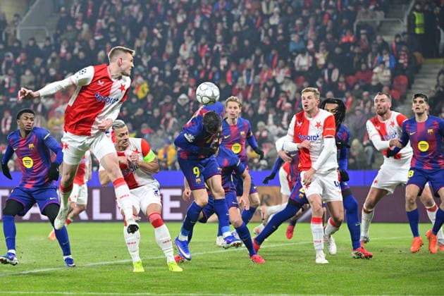 Robert Lewandowski of Barcelona, center, scores an own goal during the Champions League 7th round match Slavia Praha vs FC Barcelona, Barca in Pilsen, Czech Republic, January 21, 2026. (CTKxPhoto VitxSimanek) CTKPhotoP2026012110514  CTKPhotoP2026012110514