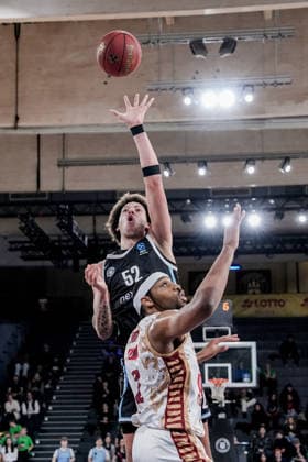 Germany Basketball EuroCup season 2025 26 15 Matchday Veolia Towers Hamburg vs Umana Reyer Venice Inselpark Arena Hamburg , Germany Basketball 2025 26 EuroCup season Round 15 Veolia Towers Hamburg vs Umana Reyer Venice Inselpark Arena Hamburg Chris Horton Umana Reyer Venezia, 2 , Zacharie Perrin Veolia Towers Hamburg, 52 , Devon Daniels Veolia Towers Hamburg, 21 , Carl Wheatle Umana Reyer Venezia, 10 Copyright: xStefanxTrochax