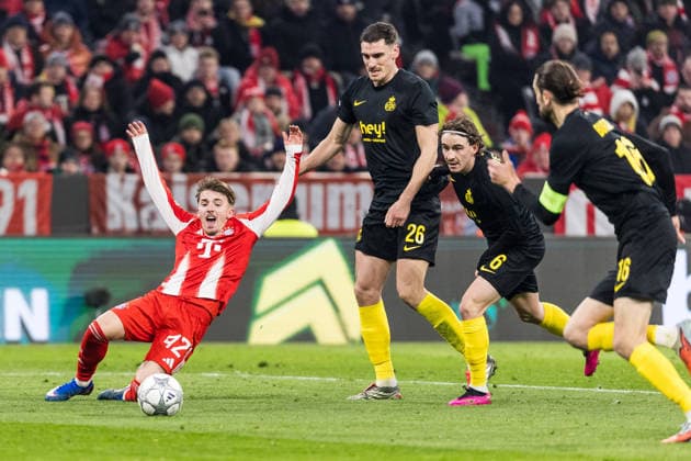 MUNICH, GERMANY - JANUARY 21: Lennart Karl (FC Bayern Muenchen, 42) falls battling Ross Sykes (Royale Union Saint-Gilloise, 26) and Kamiel Van De Perre (Royale Union Saint-Gilloise, 6) for the ball during the UEFA Champions League match between FC Bayern Munich vs. Royale Union Saint-Gilloise at Allianz Arena on matchday 7 of the UEFA Champions League Season 2025 26 on January 21, 2025 in Munich, Germany. Bavaria Germany Copyright: xSteffiexWunderlx