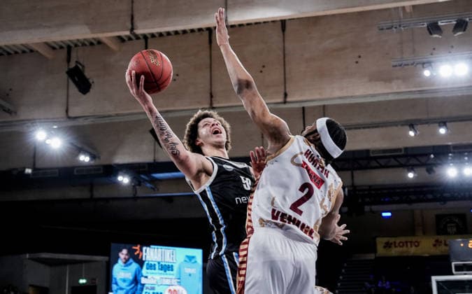 Germany Basketball EuroCup season 2025 26 15 Matchday Veolia Towers Hamburg vs Umana Reyer Venice Inselpark Arena Hamburg , Germany Basketball 2025 26 EuroCup season Round 15 Veolia Towers Hamburg vs Umana Reyer Venice Inselpark Arena Hamburg Chris Horton Umana Reyer Venezia, 2 , Zacharie Perrin Veolia Towers Hamburg, 52 Copyright: xStefanxTrochax