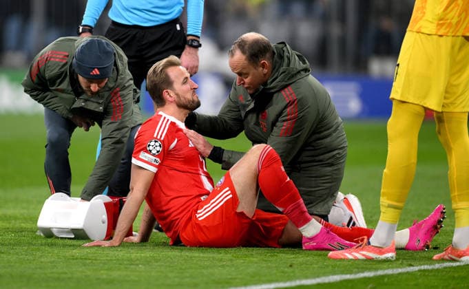 FOOTBALL CHAMPIONS LEAGUE SEASON 2025 2026 Preliminary Round 7 Matchday 21 01 2025 FC Bayern Muenchen Union Saint Gilloise Harry Kane FC Bayern Muenchen injured on the ground being treated by the team doctor