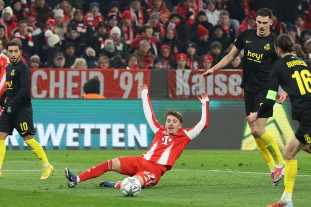 in duel, action, with Lennart Karl 42 FC Bayern Muenchen , FC Bayern Muenchen vs Royale Union Saint Gilloise, Soccer, Champions League, Matchday 7, 21 01 2026 Muenchen Bayern Germany Copyright: xkolbert-press ChristianxKolbertx