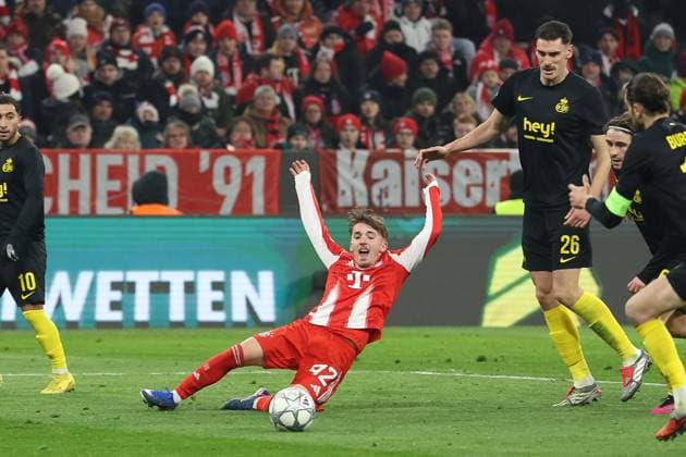 in duel, action, with Lennart Karl 42 FC Bayern Muenchen , FC Bayern Muenchen vs Royale Union Saint Gilloise, Soccer, Champions League, Matchday 7, 21 01 2026 Muenchen Bayern Germany Copyright: xkolbert-press ChristianxKolbertx