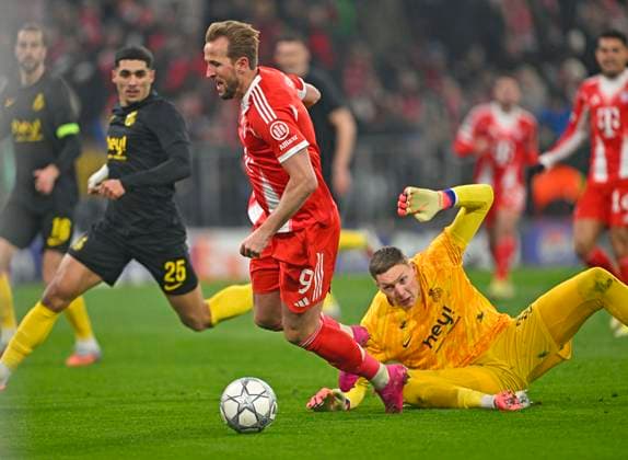 21 01 2026, Football UEFA Championsleague 2025 2026 Preliminary Round 7 Matchday, FC Bayern Munich Union Saint Gilloise, at the Allianz Arena Munich Harry Kane FC Bayern Munich goes down There are penalties DFL and DFB regulations prohibit any use of photographs as image sequences and or quasi video