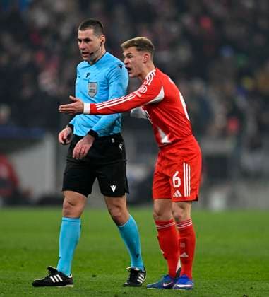 21 01 2026, Football UEFA Championsleague 2025 2026 Preliminary Round 7 Matchday, FC Bayern Munich Union Saint Gilloise, at Allianz Arena Munich Rade Obrenovic discusses with Joshua Kimmich FC Bayern Munich DFL and DFB regulations prohibit any use of photographs as image sequences and or quasi video