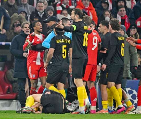 21 01 2026, Football UEFA Championsleague 2025 2026 Preliminary Round 7 Matchday, FC Bayern Munich Union Saint Gilloise, at the Allianz Arena Munich Michael Olise FC Bayern Munich gets upset Coach Vincent Kompany FC Bayern Munich holds him back DFL and DFB regulations prohibit any use of photographs as image sequences and or quasi video