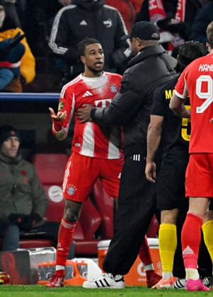 21 01 2026, Football UEFA Championsleague 2025 2026 Preliminary Round 7 Matchday, FC Bayern Munich Union Saint Gilloise, at the Allianz Arena Munich Michael Olise FC Bayern Munich gets upset Coach Vincent Kompany FC Bayern Munich holds him back DFL and DFB regulations prohibit any use of photographs as image sequences and or quasi video