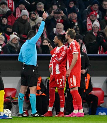 21 01 2026, Football UEFA Championsleague 2025 2026 Preliminary Round 7 Matchday, FC Bayern Munich Union Saint Gilloise, at Allianz Arena Munich Referree Rade Obrenovic SVN shows Michael Olise FC Bayern Munich the yellow card DFL and DFB regulations prohibit any use of photographs as image sequences and or quasi video