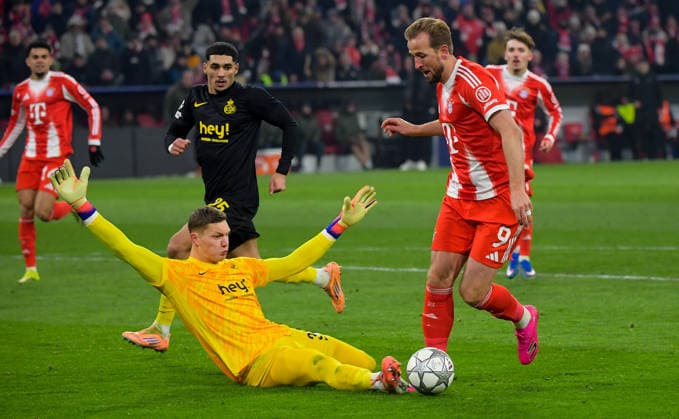 21 01 2026, xemx, Football UEFA Champions League, FC Bayern Muenchen Union Saint Gilloise v l Kjell Scherpen Union Saint Gilloise , Harry Kane FC Bayern Muenchen Zweikampf, Aktion, action, battle for the ball zum Elfmeter DFL DFB REGULATIONS PROHIBIT ANY USE OF PHOTOGRAPHS as IMAGE SEQUENCES and or QUASI VIDEO Muenchen