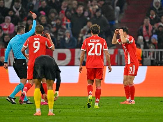 21 01 2026, Football UEFA Championsleague 2025 2026 Preliminary Round 7 Matchday, FC Bayern Munich Union Saint Gilloise, at Allianz Arena Munich Referee Rade Obrenovic SVN shows Min jae Kim Bayern Munich, Minjae Kim the yellow red card, DFL and DFB regulations prohibit any use of photographs as image sequences and or quasi video