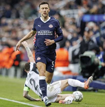 NEWCASTLE - (l-r) Kieran Trippier of Newcastle United FC and Ivan Perisic of PSV Eindhoven during the UEFA Champions League match between Newcastle United FC and PSV Eindhoven at St. James Park Stadium on January 21, 2026, in Newcastle, United Kingdom. SEM VAN DER WAL ANP UEFA Champions League 2025-2026 xVIxANPxSportx xxANPxIVx 548189897 originalFilename: 548189897.jpg