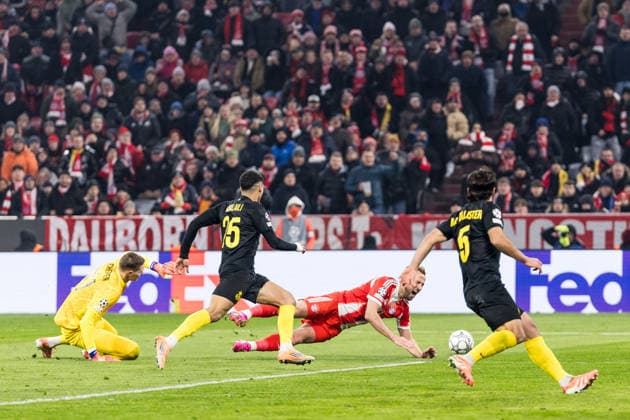 MUNICH, GERMANY - JANUARY 21: Harry Kane (FC Bayern Muenchen, 9) is fouled by Kjell Scherpen (Royale Union Saint-Gilloise, 37) - penalty during the UEFA Champions League match between FC Bayern Munich vs. Royale Union Saint-Gilloise at Allianz Arena on matchday 7 of the UEFA Champions League Season 2025 26 on January 21, 2025 in Munich, Germany. Bavaria Germany Copyright: xSteffiexWunderlx