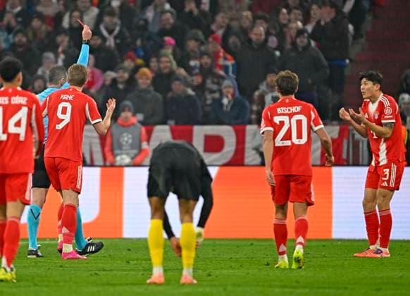 21 01 2026, Football UEFA Championsleague 2025 2026 Preliminary Round 7 Matchday, FC Bayern Munich Union Saint Gilloise, at Allianz Arena Munich Referee Rade Obrenovic SVN shows Min jae Kim Bayern Munich, Minjae Kim the yellow red card, DFL and DFB regulations prohibit any use of photographs as image sequences and or quasi video