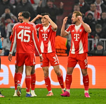 21 01 2026, Football UEFA Championsleague 2025 2026 Preliminary Round 7 Matchday, FC Bayern Munich Union Saint Gilloise, at Allianz Arena Munich f l Jonathan Tah FC Bayern Munich , Aleksandar Pavlovic Bayern Munich , Min jae Kim Bayern Munich, Minjae Kim and Harry Kane FC Bayern Munich are unhappy about the yellow red card DFL and DFB regulations prohibit any use of photographs as image sequences and or quasi video