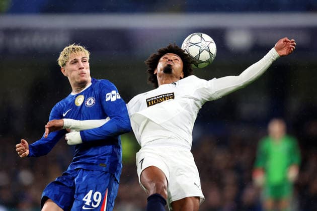 Chelsea gegen Pafos 21. Januar 2026, London UEFA Champions League Fußball, Gruppenphase Chelsea gegen Pafos Alejandro Garnacho von Chelsea und Bruno Felipe von Paphos Foto Charlotte Wilson Abseits London UK  Copyright: xCharlottexWilsonx xOffsidexOffside