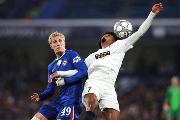 Chelsea gegen Pafos 21. Januar 2026, London UEFA Champions League Fußball, Gruppenphase Chelsea gegen Pafos Alejandro Garnacho von Chelsea und Bruno Felipe von Paphos Foto Charlotte Wilson Abseits London UK  Copyright: xCharlottexWilsonx xOffsidexOffside