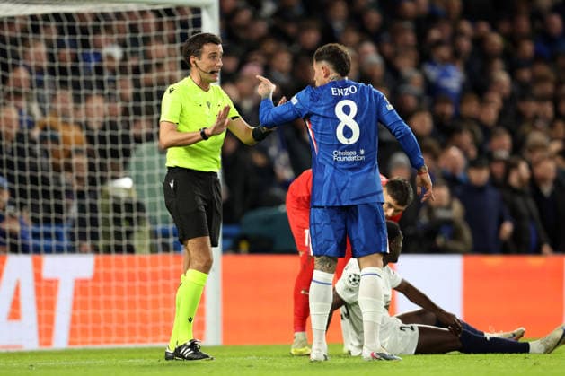 Chelsea gegen Pafos 21. Januar 2026, London UEFA Champions League Fußball, Gruppenphase Chelsea gegen Pafos Enzo Fernandez von Chelsea zeigt auf Schiedsrichter Erik Lambrechts, nachdem sein Tor nicht anerkannt wurde Foto Charlotte Wilson Abseits London UK  Copyright: xCharlottexWilsonx xOffsidexOffside