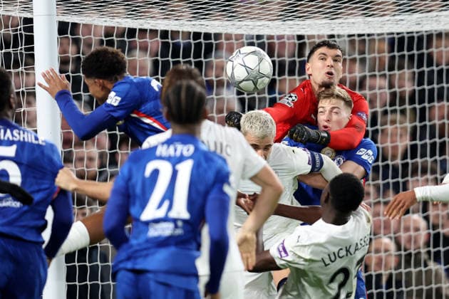 Chelsea gegen Pafos 21. Januar 2026, London UEFA Champions League Fußball, Gruppenphase Chelsea gegen Pafos Pafos-Torwart Jay Gorter wehrt den Ball gegen Liam Delap von Chelsea ab Foto Charlotte Wilson Abseits London UK  Copyright: xCharlottexWilsonx xOffsidexOffside