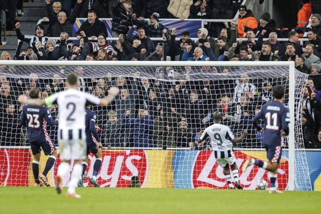 NEWCASTLE - (l-r) Joey Veerman of PSV Eindhoven, Kieran Trippier of Newcastle United FC, Yoane Wissa of Newcastle United FC, and Couhaib Driouech of PSV Eindhoven react to Harvey Barnes of Newcastle United FC s 0-3 goal during the UEFA Champions League match between Newcastle United FC and PSV Eindhoven at St. James Park Stadium on January 21, 2026, in Newcastle, United Kingdom. SEM VAN DER WAL ANP UEFA Champions League 2025-2026 xVIxANPxSportx xxANPxIVx 548190410 originalFilename: 548190410.jpg