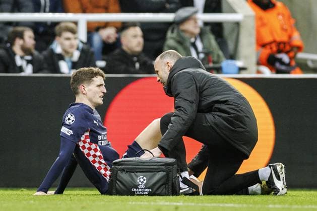 NEWCASTLE - Guus Til of PSV Eindhoven sits injured on the ground during the UEFA Champions League match between Newcastle United FC and PSV Eindhoven at St. James Park Stadium on January 21, 2026, in Newcastle, United Kingdom. SEM VAN DER WAL ANP UEFA Champions League 2025-2026 xVIxANPxSportx xxANPxIVx 548190540 originalFilename: 548190540.jpg