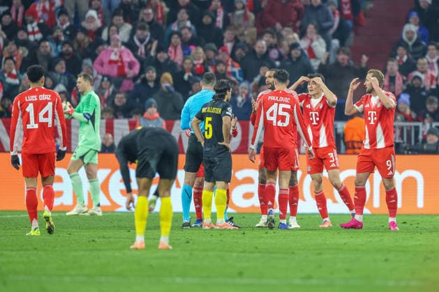 The players complain to referee Rade Obrenovic about the yellow red card for Minjae Kim FC Bayern Muenchen, 03 , GER, FC Bayern Muenchen vs Royale Union Saint Gilloise, Football, UEFA Champions League, League Phase, Matchday 7, 2025 2026 season, 21 01 2026, GER, FC Bayern Muenchen vs Royale Union Saint Gilloise, Football, UEFA Champions League, League Phase, Matchday 7, 2025 2026 season, 21 01 2026 Muenchen Copyright: xEibner-Pressefoto JennixMaulx EP_JML