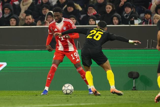 in duel, action, with Alphonso Davies 19 FC Bayern Muenchen , Anan Khalaili 25 Royale Union Saint Gilloise , FC Bayern Muenchen vs Royale Union Saint Gilloise, Soccer, Champions League, Matchday 7, 21 01 2026 Muenchen Bayern Germany Copyright: xkolbert-press ChristianxKolbertx