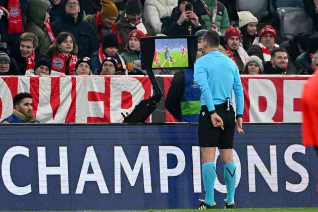 Bayern Munchen v Royale Union Saint-Gilloise - UEFA Champions League MUNICH, GERMANY - JANUARY 21 : referee Rade Obrenovic (SVN) checking the VAR during the UEFA Champions League 2025 26 League Phase MD7 match between FC Bayern Munchen and Royale Union Saint-Gilloise on January 21, 2026 in Munich, Germany, 21 01 2026 Munich Germany  Copyright: xVincentxKalutx
