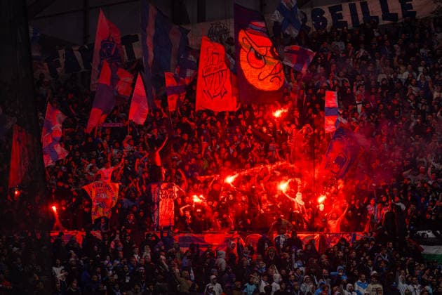Football - UEFA Champions League - League Phase - Olympique de Marseille v Liverpool FC MARSEILLE, FRANCE - Wednesday, January 21, 2026: Olympique de Marseille supporters with lit flares during the UEFA Champions League match between Olympique de Marseille and Liverpool FC at the Stade VÃ lodrome. (Photo by David Rawcliffe Propaganda) MARSEILLE Stade VÃ lodrome BOUCHES-DU-RHÃ NE FRANCE  Copyright: xDavidxRawcliffex P2026-01-21-Marseille_Liverpool-112