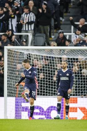 NEWCASTLE - (l-r) Joey Veerman of PSV Eindhoven and Armando Obispo of PSV Eindhoven react after the 0-3 goal during the UEFA Champions League match between Newcastle United FC and PSV Eindhoven at St. James Park Stadium on January 21, 2026, in Newcastle, United Kingdom. SEM VAN DER WAL ANP UEFA Champions League 2025-2026 xVIxANPxSportx xxANPxIVx 548191105 originalFilename: 548191105.jpg