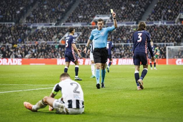 NEWCASTLE - (L-R) Kieran Trippier of Newcastle United FC sits on the ground as referee Daniel Siebert shows a yellow card to Yarek Gasiorowski of PSV Eindhoven during the UEFA Champions League match between Newcastle United FC and PSV Eindhoven at St. James Park Stadium on January 21, 2026 in Newcastle, United Kingdom. SEM VAN DER WAL ANP UEFA Champions League 2025-2026 xVIxANPxSportx xxANPxIVx 548191125 originalFilename: 548191125.jpg