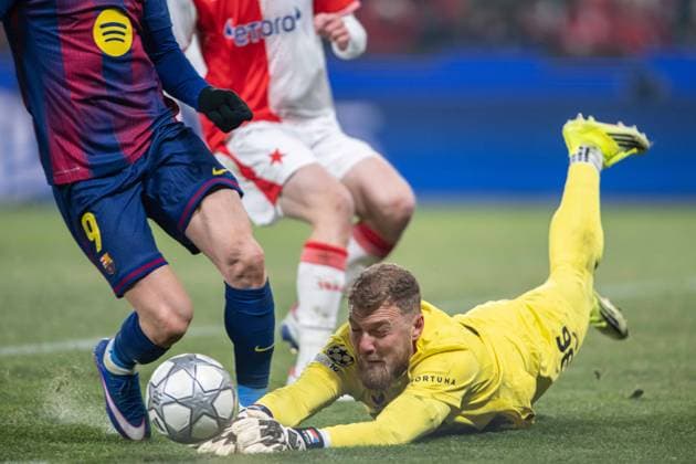 Jindrich Stanek catches the ball during UEFA Champions league match, SK Slavia Praha - FC Barcelona, Barca , 21 january 2026, Fortuna Arena, Praha, Czech republic Copyright: xMICHALxFAJT,ZOSPORTU.SKx MAR_0272