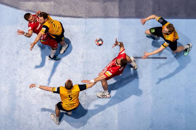 260121 Luka Cindric and Zlatko Rauzan of Croatia abasing Albin Lagergren, Max Darj and Eric Johansson of Sweden during the EHF European Handball Championship preliminary round match between Sweden and Croatia on January 21, 2026 in Malmö Photo Petter Arvidson BILDBYRAN kod PA PA1130 handball handball handballs em 2026 sverige sweden croatia kroatien ehf european handball championship bbeng grappa33  Copyright: PETTERxARVIDSON BB260121PA242