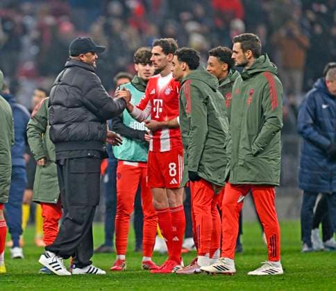 21 01 2026, Football UEFA Championsleague 2025 2026 Preliminary Round 7 Matchday, FC Bayern Munich Union Saint Gilloise, at Allianz Arena Munich Coach Vincent Kompany FC Bayern Munich shakehands with Leon Goretzka FC Bayern Munich DFL and DFB regulations prohibit any use of photographs as image sequences and or quasi video