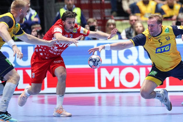 Sweden v Croatia - Men s EHF EURO 2026 MALMO, SWEDEN - JANUARY 21: Jim Gottfridsson and Max Darj of Sweden and Filip Glavas of Croatia compete for a ball during the Men s EHF Euro 2026 - Preliminary Round - Group E match between Sweden and Croatia at Malmo Arena on January 21, 2026 in Malmo, Sweden.  SanjinxStrukic PIXSELL