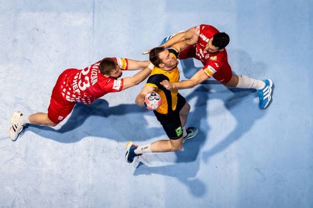 260121 Felix Claar of Sweden against Zlatko Rauzan and Zvonimir Srna of Croatia during the EHF European Handball Championship preliminary round match between Sweden and Croatia on January 21, 2026 in Malmö Photo Petter Arvidson BILDBYRAN kod PA PA1130 handball handball handball handballs em 2026 sverige sweden croatia kroatien ehf european handball championship bbeng grappa33  Copyright: PETTERxARVIDSON BB260121PA246