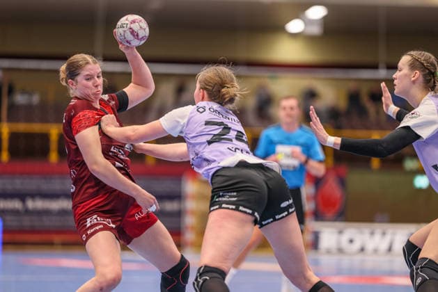 GER, Bensheim, HSG Bensheim Auerbach Flames vs Vfl Oldenburg, Alsco Handball Bundesliga Frauen, Handball, DHB, Spielzeit 2025 2026, Weststadthalle Bensheim, 14 Spieltag im Bild v l Nina Engel HSG Bensheim Auerbach Flames Frauen 6 , Laurentia Wolff VfL Oldenburg Handball 24 DFB DFL REGULATIONS PROHIBIT ANY USE OF PHOTOGRAPHS AS IMAGE SEQUENCES AND OR QUASI VIDEO, 21 01 2026 Copyright: HMBxMedia HendrikxHamelau