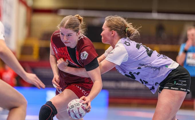 GER, Bensheim, HSG Bensheim Auerbach Flames vs Vfl Oldenburg, Alsco Handball Bundesliga Frauen, Handball, DHB, Spielzeit 2025 2026, Weststadthalle Bensheim, 14 Spieltag im Bild v l Nina Engel HSG Bensheim Auerbach Flames Frauen 6 , Laurentia Wolff VfL Oldenburg Handball 24 DFB DFL REGULATIONS PROHIBIT ANY USE OF PHOTOGRAPHS AS IMAGE SEQUENCES AND OR QUASI VIDEO, 21 01 2026 Copyright: HMBxMedia HendrikxHamelau