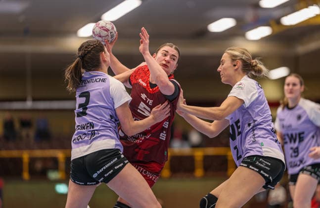 GER, Bensheim, HSG Bensheim Auerbach Flames vs Vfl Oldenburg, Alsco Handball Bundesliga Frauen, Handball, DHB, Spielzeit 2025 2026, Weststadthalle Bensheim, 14 Spieltag im Bild v l Lana Teiken VfL Oldenburg Handball 3 , Isabell Hurst HSG Bensheim Auerbach Flames Frauen 5 DFB DFL REGULATIONS PROHIBIT ANY USE OF PHOTOGRAPHS AS IMAGE SEQUENCES AND OR QUASI VIDEO, 21 01 2026 Copyright: HMBxMedia HendrikxHamelau