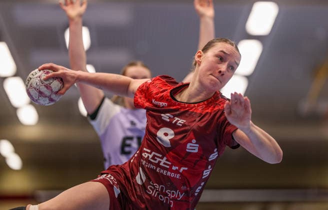 GER, Bensheim, HSG Bensheim Auerbach Flames vs Vfl Oldenburg, Alsco Handball Bundesliga Frauen, Handball, DHB, Season 2025 2026, Weststadthalle Bensheim, 14 Matchday in the picture from l Lena Degenhardt HSG Bensheim Auerbach Flames Women 8 , Paulina Golla VfL Oldenburg Handball 29 DFB DFL REGULATIONS PROHIBIT ANY USE OF PHOTOGRAPHS AS IMAGE SEQUENCES AND OR QUASI VIDEO, 21 01 2026 Copyright: HMBxMedia HendrikxHamelau